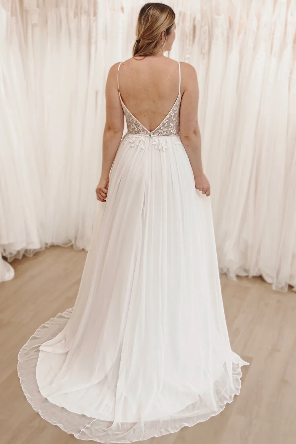 Enchanting A-Line V-Neck Tulle Wedding Dress with Appliques