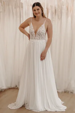 Enchanting A-Line V-Neck Tulle Wedding Dress with Appliques